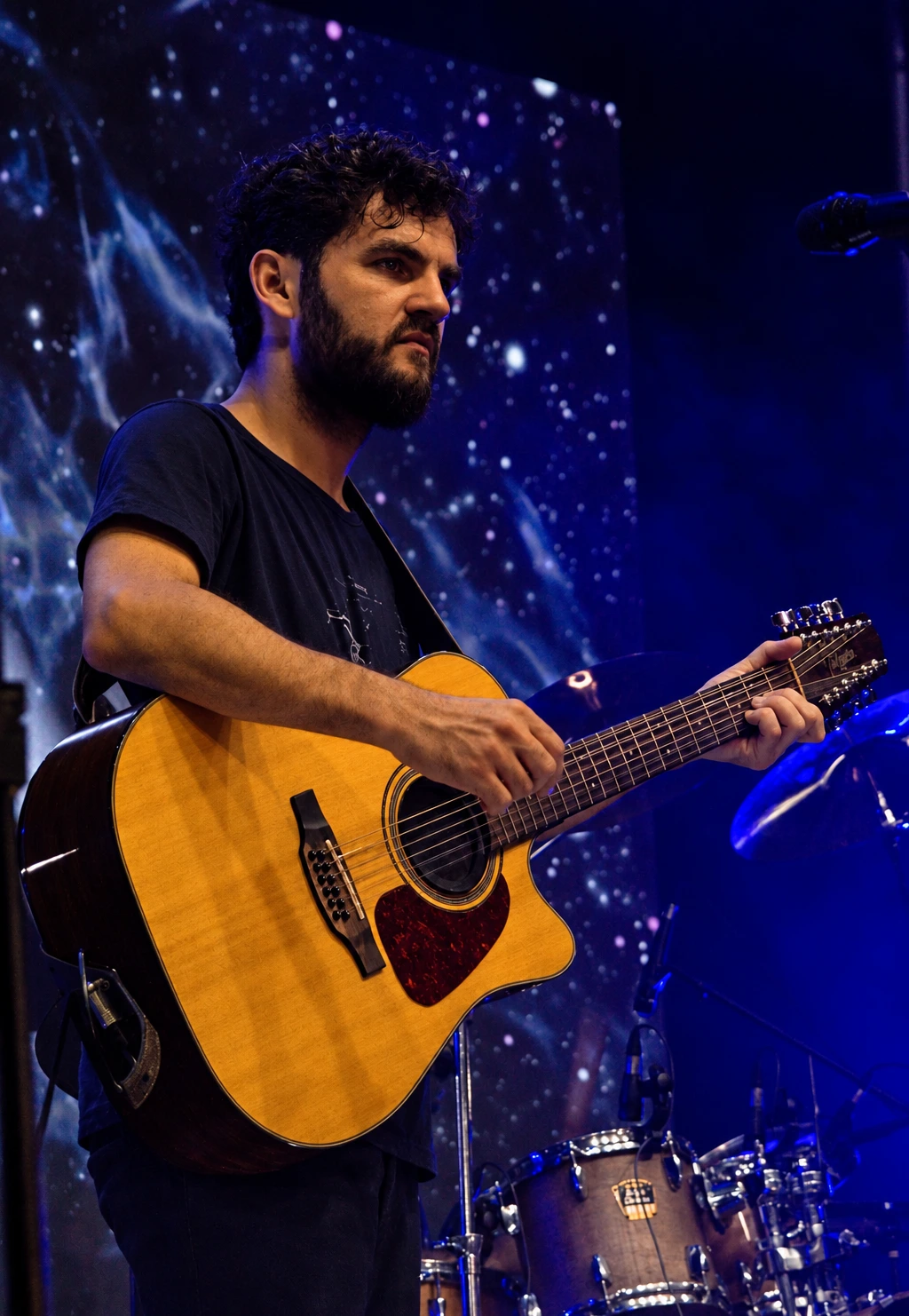 Música e Luz junto transformando um show em arte pura.